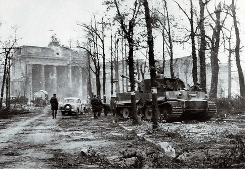 tiger-i-323-berlin-1945--06-.jpg